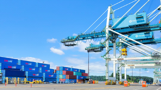 소강상태를 보였던 해상운임이 연말까지 계속 오를 전망이다. 사진은 미국 포틀랜트 터미널에 도착한 SM상선의 컨테이너가 반출을 기다리고 있는 모습. <SM상선 제공>